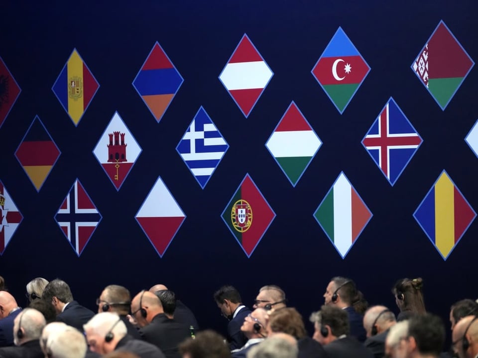 Flaggen am Uefa-Kongress