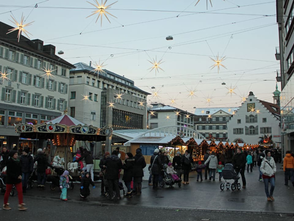 Weihnachtsmarkt mit leuchtenden Sternen als Weihnachtsbeleuchtung