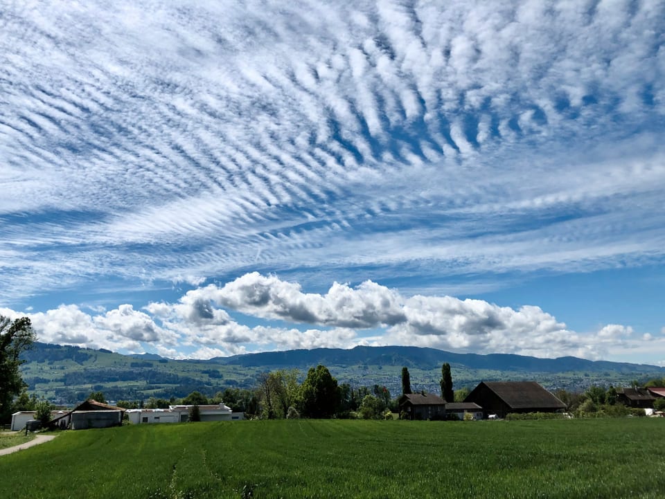 Dünne Wolkenfelder mit Muster, wellenförmig.