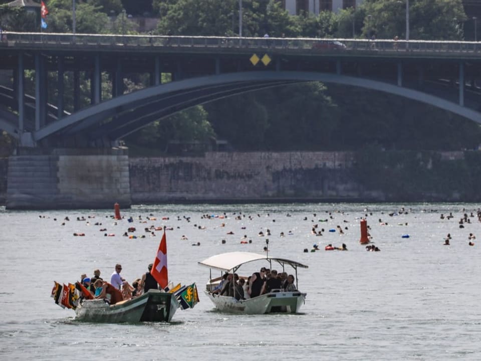 Rhein bei Basel mit Booten und vielen Schwimmern.