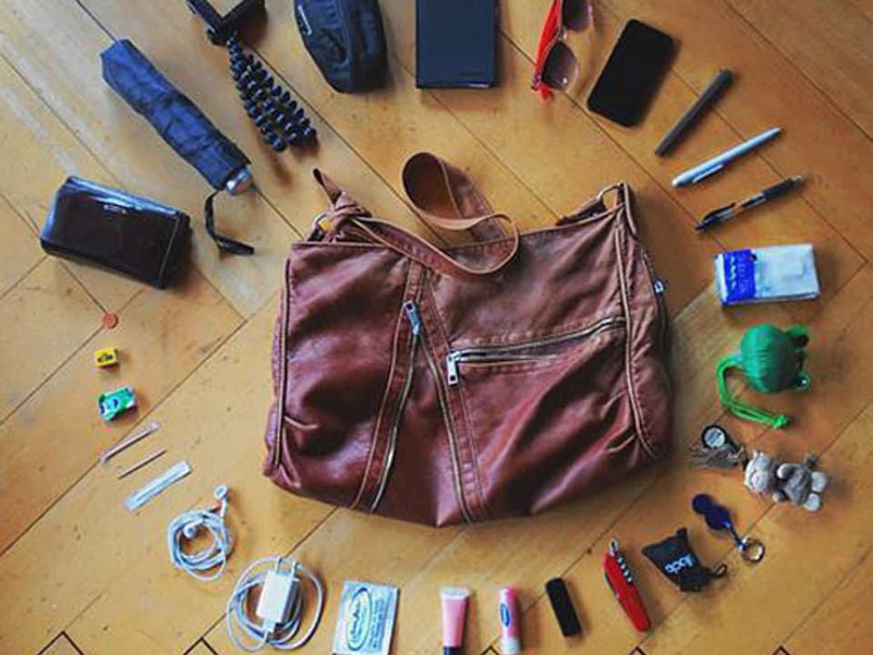 Martina hat auf Instagram ihre kunstvolle Version ihres Tascheninhalts gepostet.
