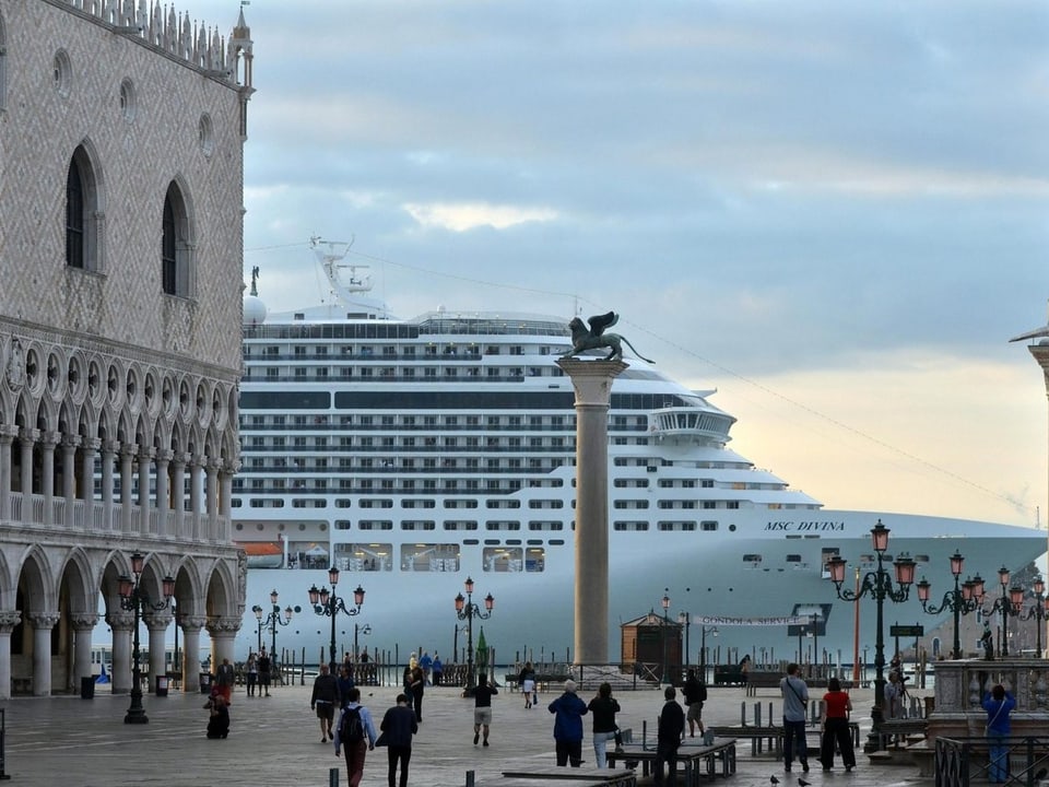 Kreuzfahrtschiff nahe des Markusplatzes von Venedig