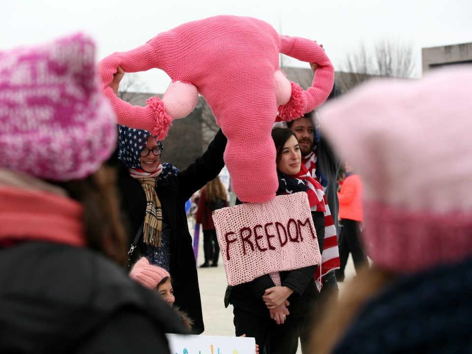 Demonstranten mit Plüsch-Gebärmutter und -Eierstöcken.