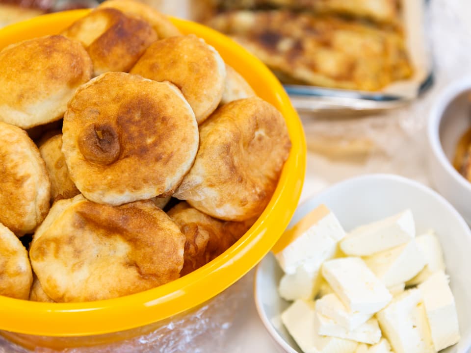 Petla ist ein traditionelles albanisches Brötchen. Dazu wird gerne Salzlakenkäse gegessen.