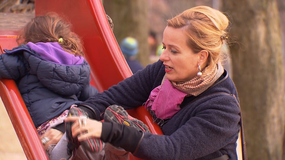 Stehpanie von Orelli mit Kind auf dem Spielplatz