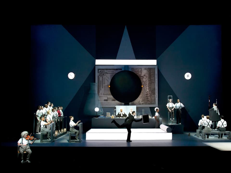 Das Bühnebild - komplette Ansicht. Links in der Ecke: Einstein mit Geige.