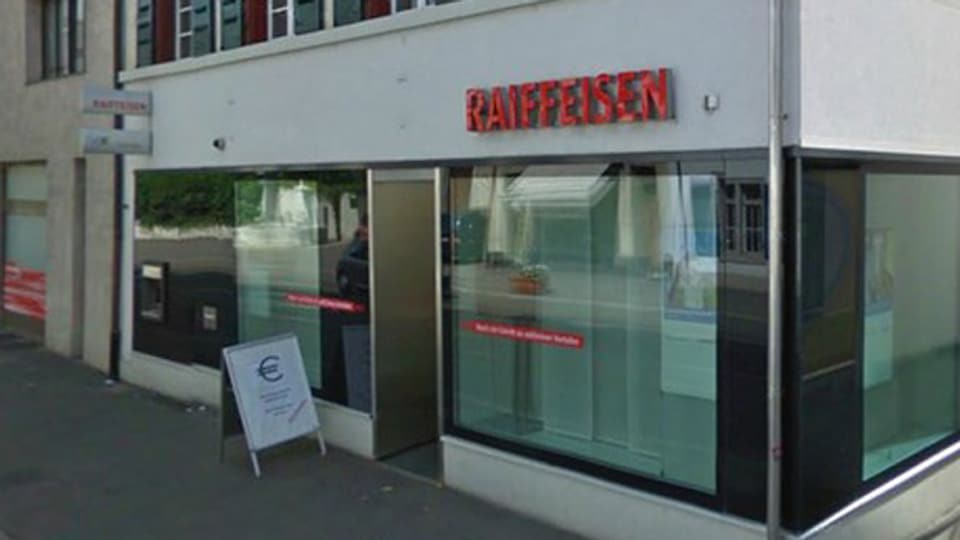 Die Raiffeisen-Filiale in Riehen wurde von einem unbekannten Mann überfallen.
