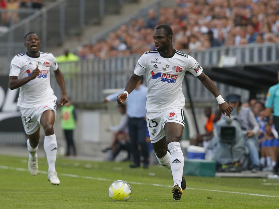Moussa Konaté führt den Ball.