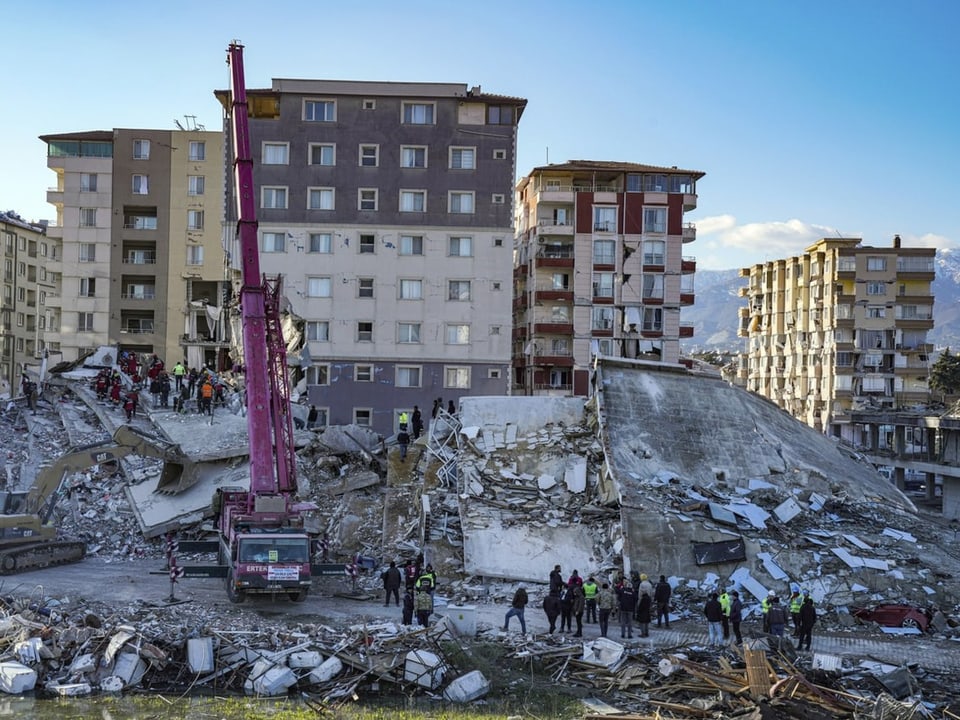 Rettungskräfte suchen nach dem Erdbeben in den Trümmern nach Überlebenden.