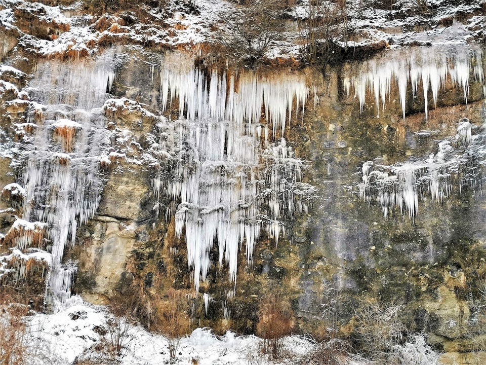 Unzählige Eiszapfen an einer Felswand
