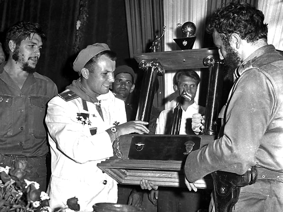 Gagarin nimmt bei seinem Besuch in Kuba eine Trophäe von Fidel Castro entgegen. Anwesend ist auch Che Guevara.