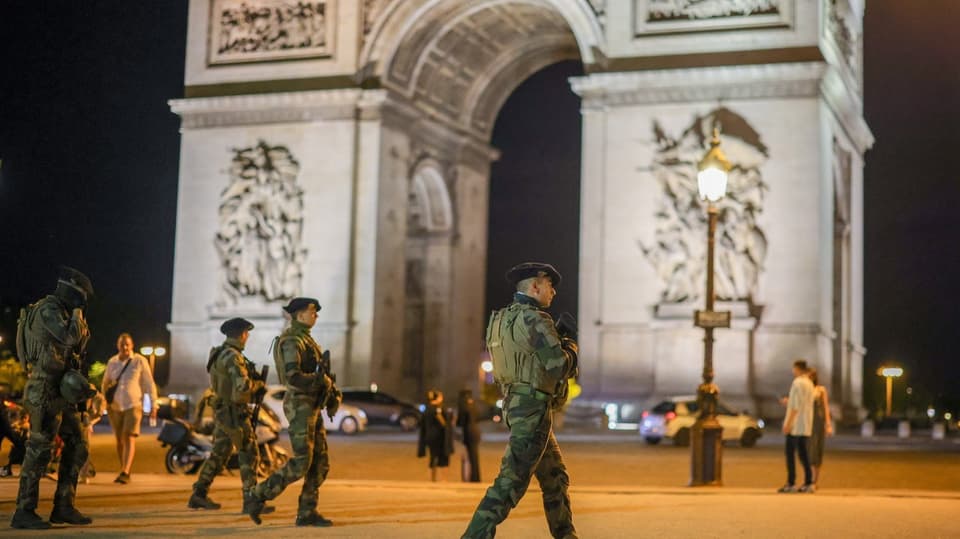 Französische Soldaten sichern in der Nacht auf den 3. Juli den Bereich in der Nähe des Arc de Triomphe in Paris.
