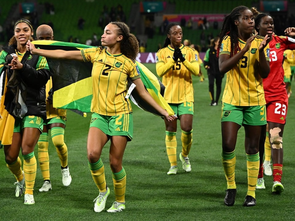 Spielerinnen freuen sich mit der jamaikanischen Flagge.