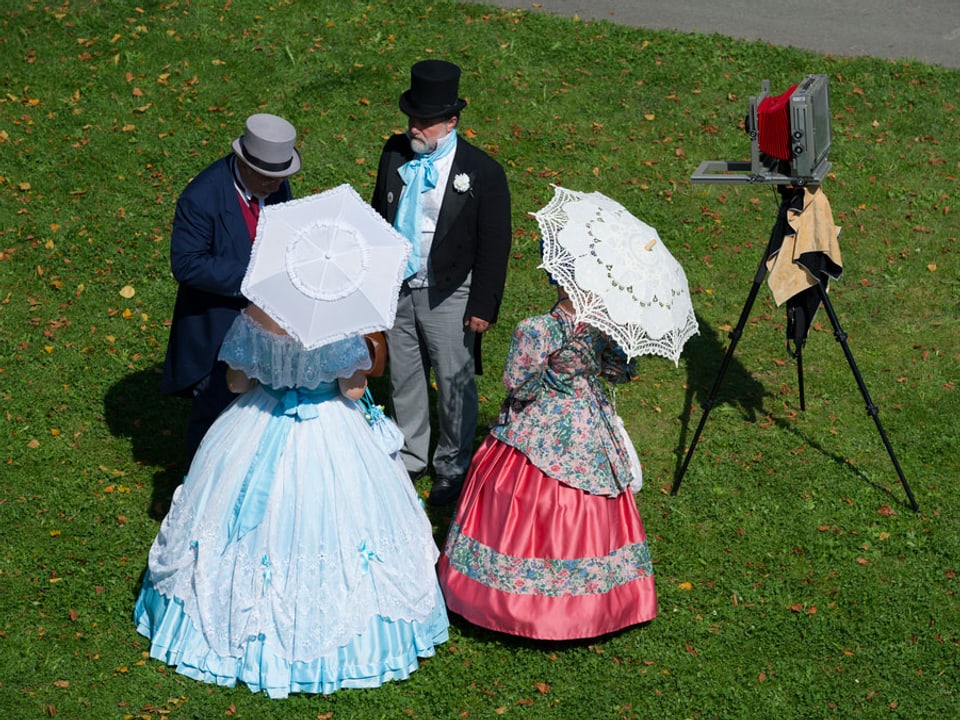 Gruppe von Menschen in Kostümen mit historischer Kamera