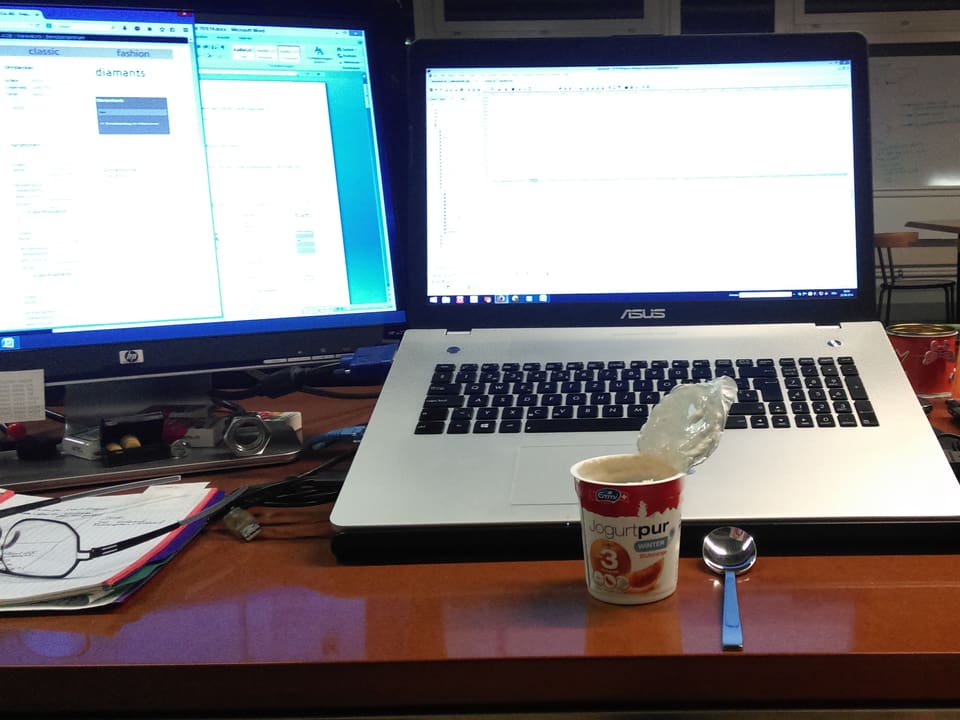 Computer und Yoghurt.