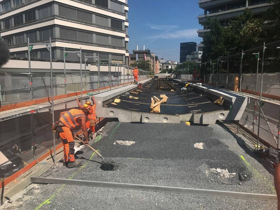 Bauarbeiter auf einer Bahnbaustelle.