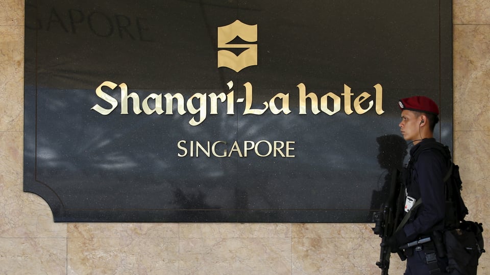 Ein Soldat hält Wache vor dem Shangri-La-Hotel in Singapur.