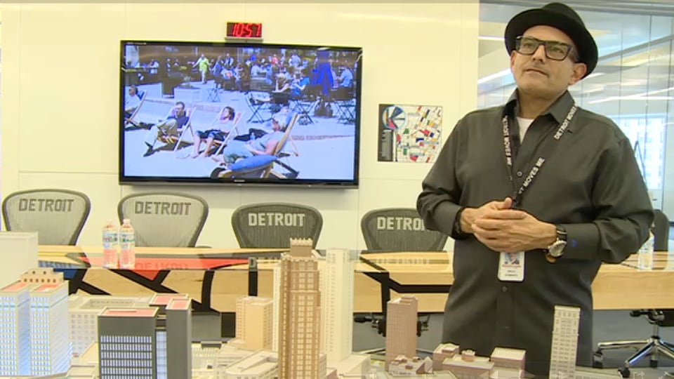 Bruce Schwartz steht vor einer Modelllandschaft der Stadt Detroit.