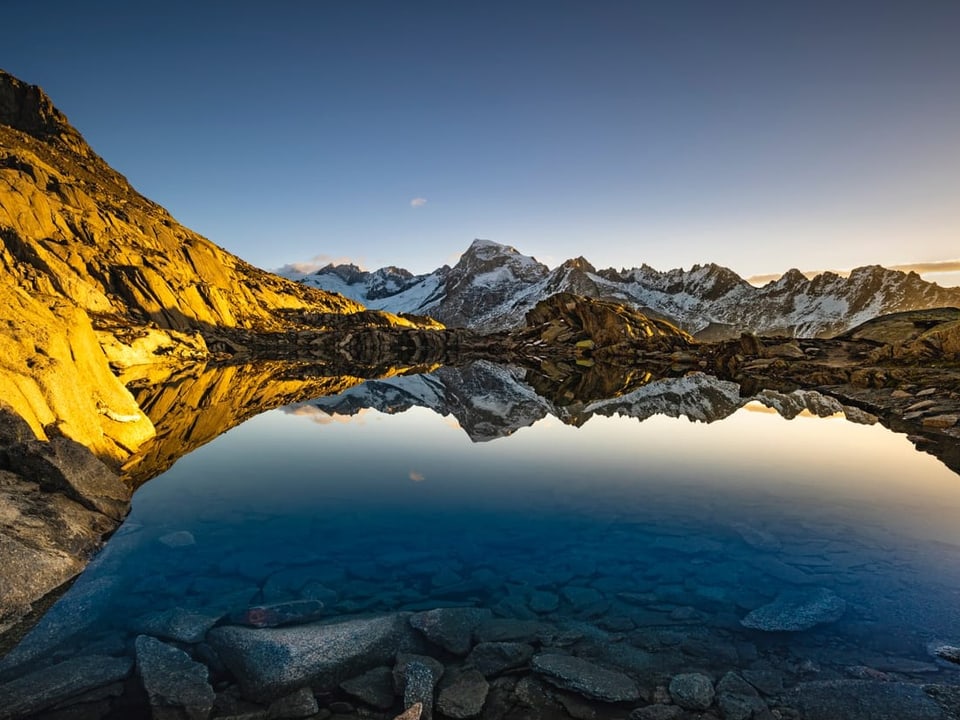 Grätlisee/VS Gespiegeltes Bergpanorama