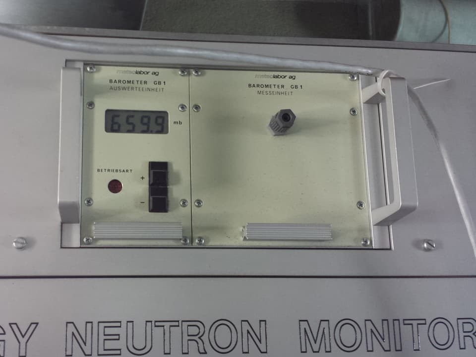 Ein Messgerät im Labor zeigt den tiefen Luftdruck auf der Höhe von rund 3500 Metern über dem Meeresspiegel.