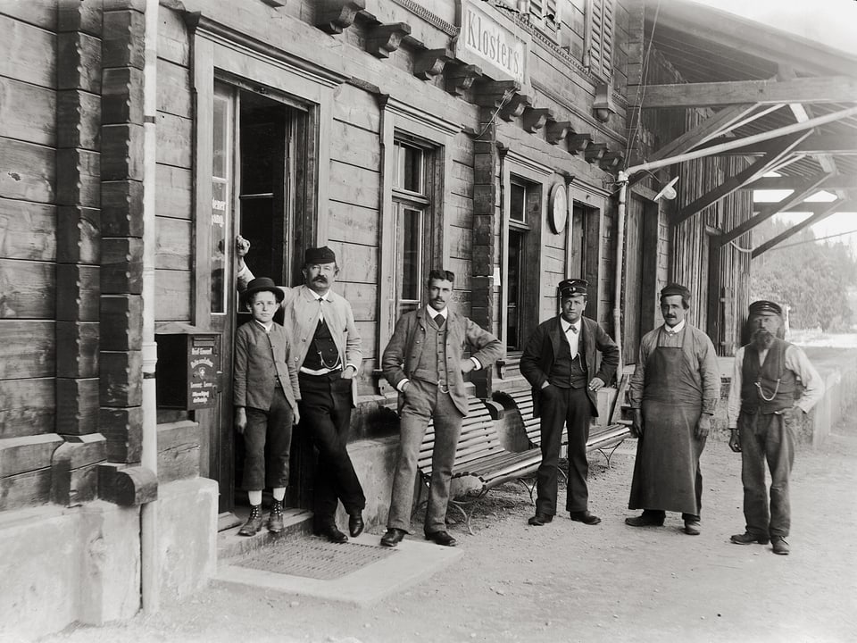 Das Schwarzweiss-Foto zeigt die Mitarbeiter des Bahnhofs Kloster im Jahr 1898.