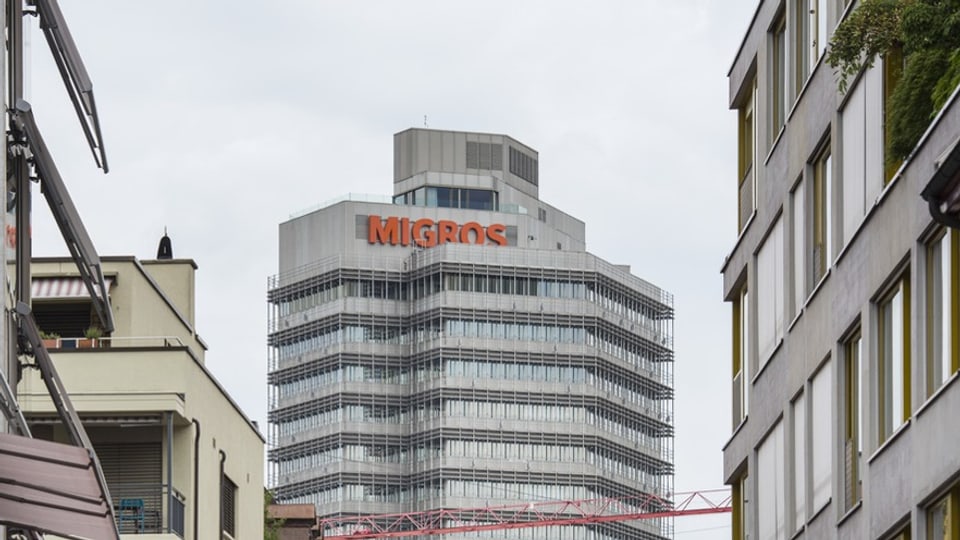 Ein Zürcher Hochhaus mit der Aufschrift «Migros»