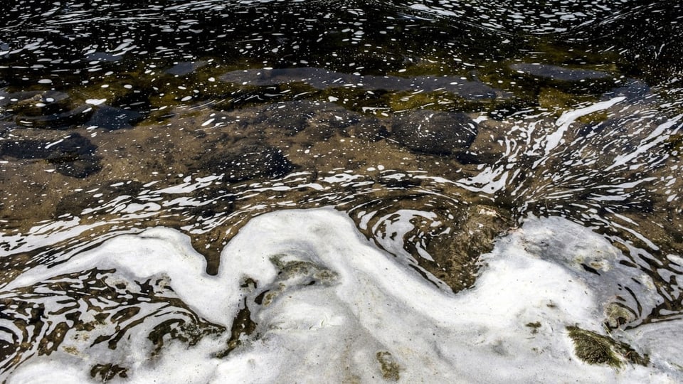 Weisser Schaum auf dem Wasser