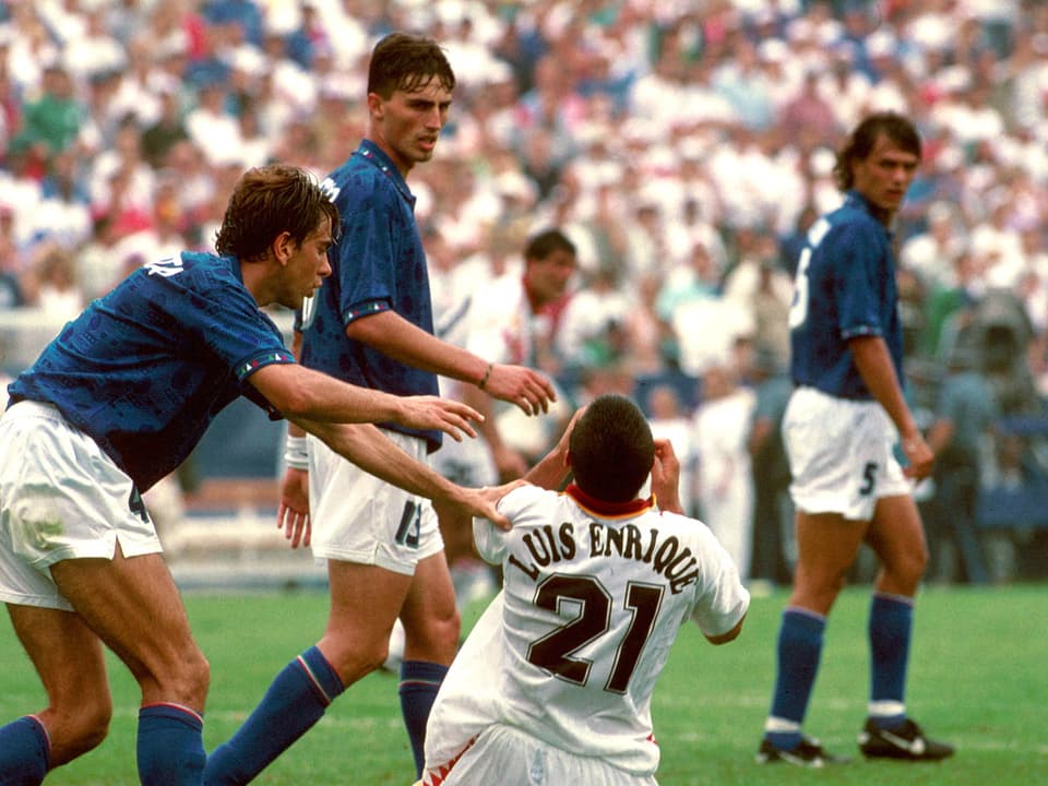 Italiens Verteidiger brach Luis Enrique in der Schlussphase des WM-Viertelfinals 1994 im Strafraum die Nase. 