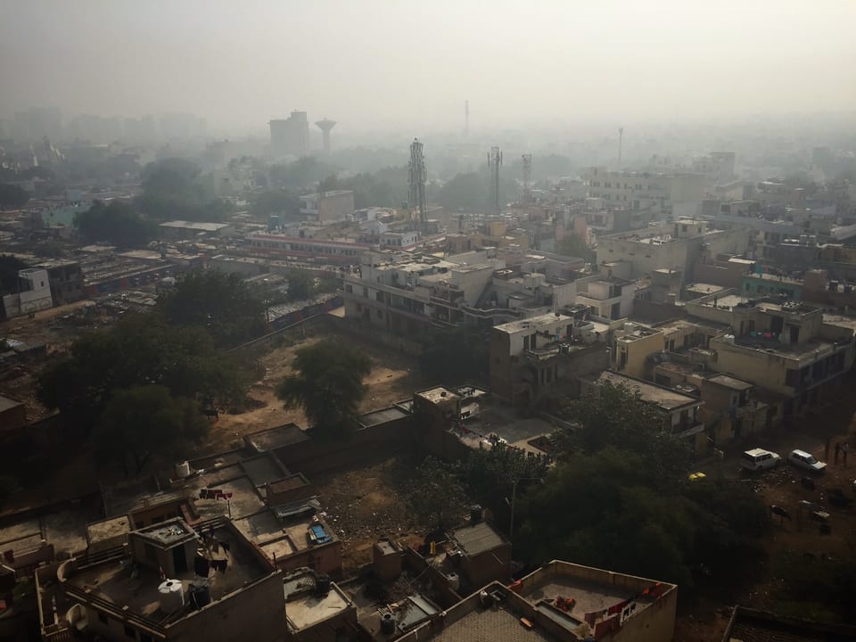 Blick über Gurgaon mit Smog.