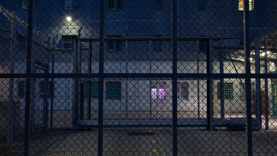 Blick auf das Gefängniss am Flughafen Zürich in Kloten in der Nacht.