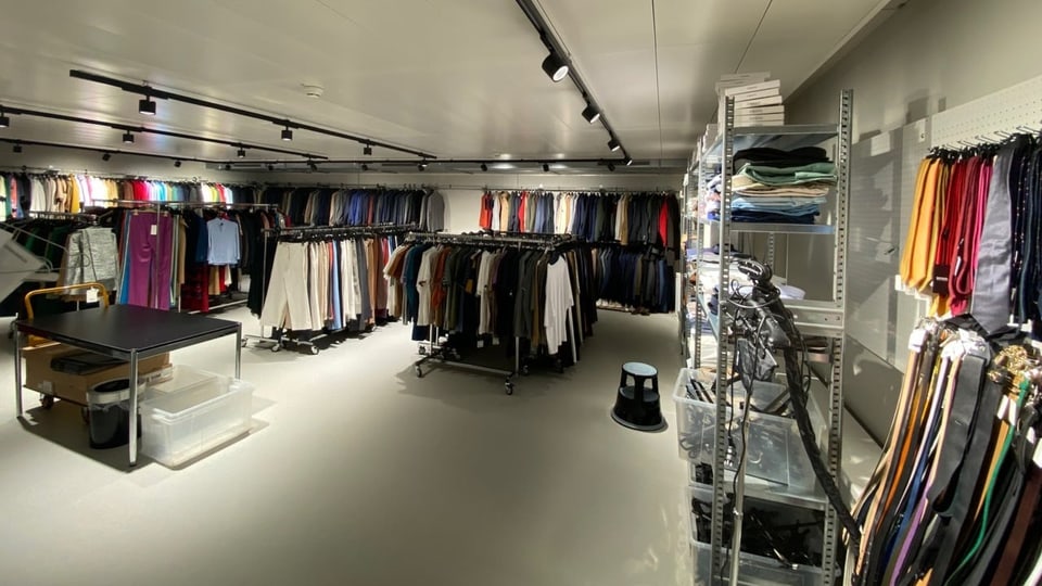 Der Showroom von SRF, mit Kleiderstangen und unzähligen Kleidungsstücken.