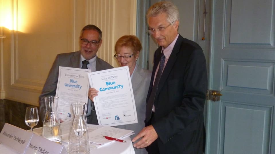 Blaue Labels für Bern: Stadtpräsident Alexander Tschäppät, Maude Barlow, Uni-Rektor Martin Täuber