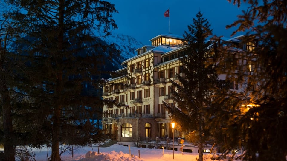Das Hotel erleuchtet in einer Winternacht.