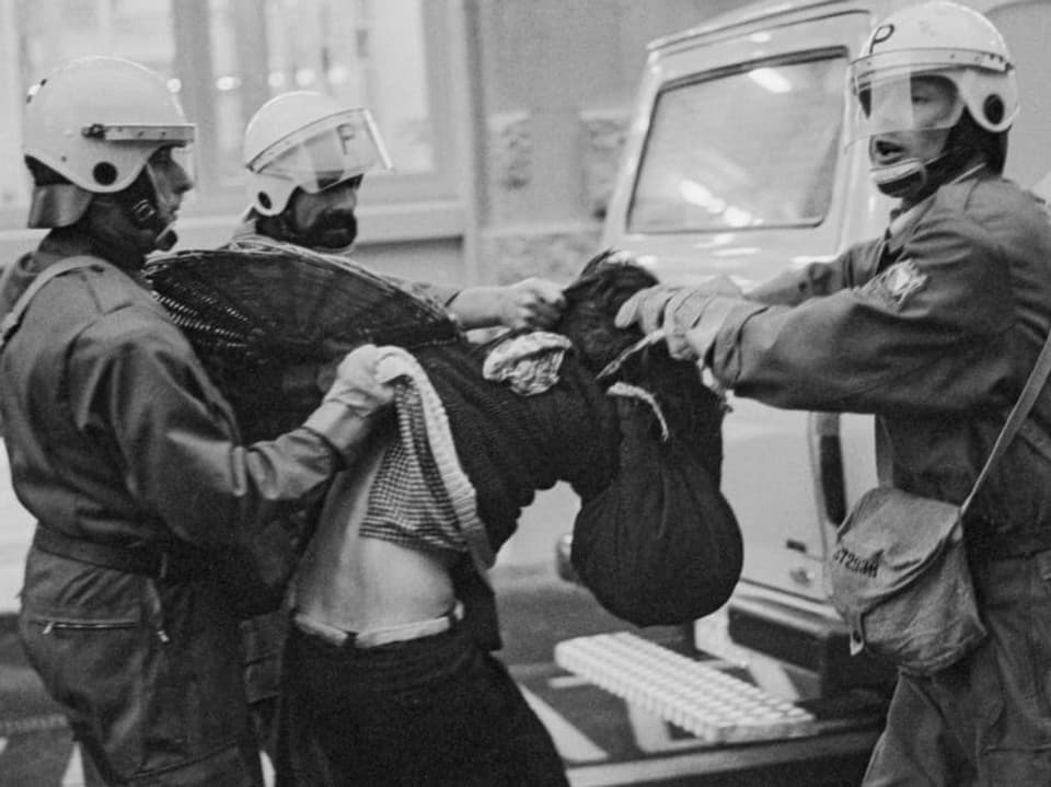 Ein Jugendlicher wird von Polizisten in der Nacht vom 30. auf den 31. Mai 1980 nach der Demonstration vor dem Opernhaus verhaftet. 