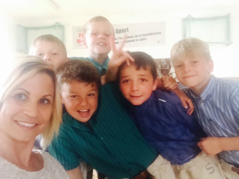 Selfie: Tanja Dankner posiert mit den Jungschwingern von Kerzers.