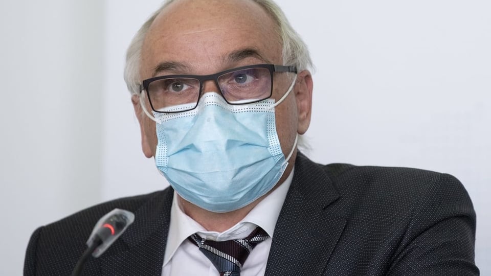 Berner Gesundheitsdirektor Schnegg spricht mit Maske an Medieninformation