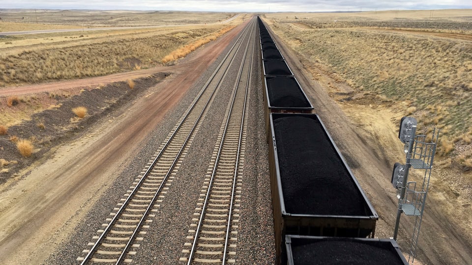 Zugwagen gefüllt mit Kohle