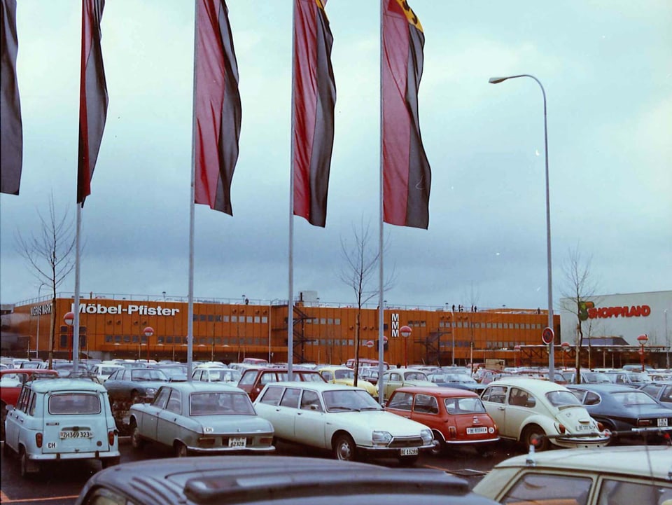 Shoppyland und sein Parkplatz im Jahr 1975.