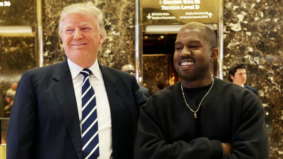 Trump und West posieren lachend nebeneinander.