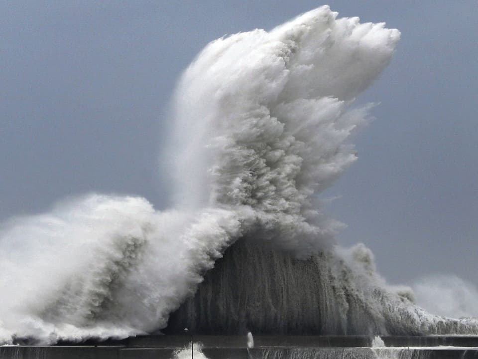 Ein Riesewelle bricht am Ufer, im Bereich des Hafens von Kochi, die Welle türmt sich so Hoch wie ein mittleres Hochhaus
