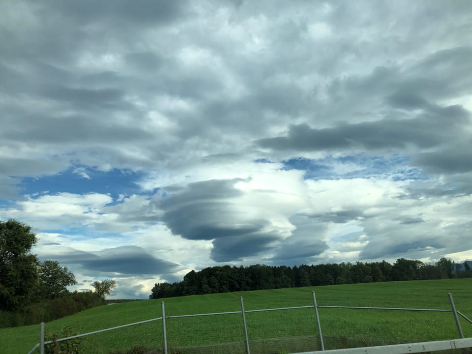 Baar Föhnwolken. über eineer WIese.