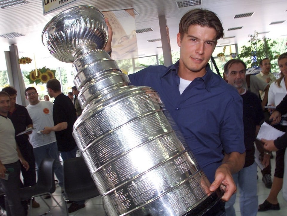 David Aebischer hält den Stanley-Cup-Pokal.