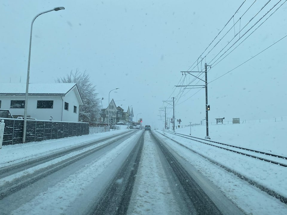 Schneebedeckte Strasse.