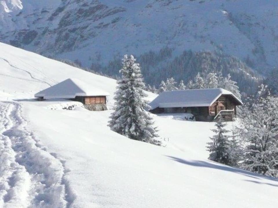 Berghütten im Schnee.