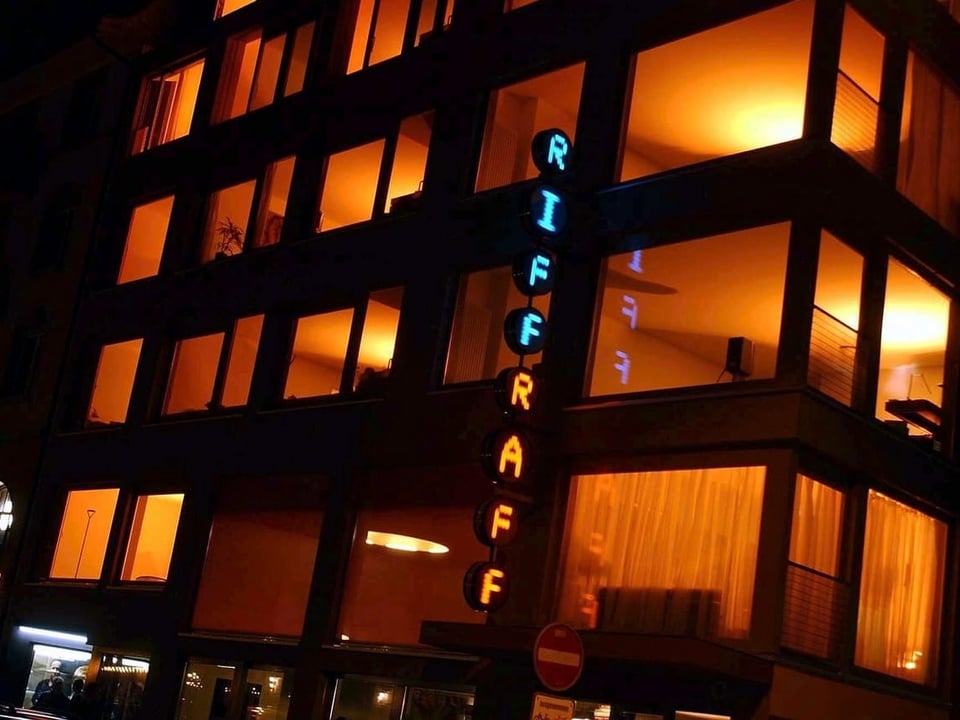 Ein Gebäude mit der Leucht-Schrift RiffRaff.