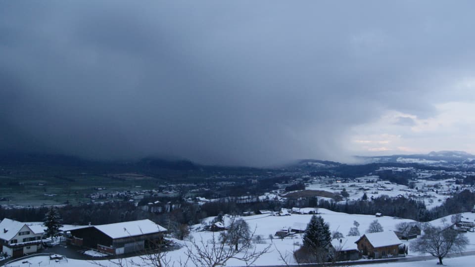 Am Sonntagmittag ging über dem oberen Zürichsee erneut ein Schneeschauer nieder.