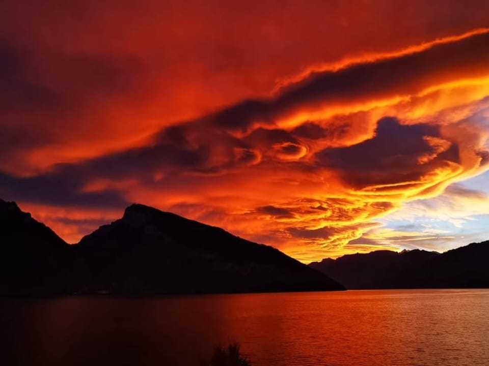 Faulensee Leewelle über einem See.
