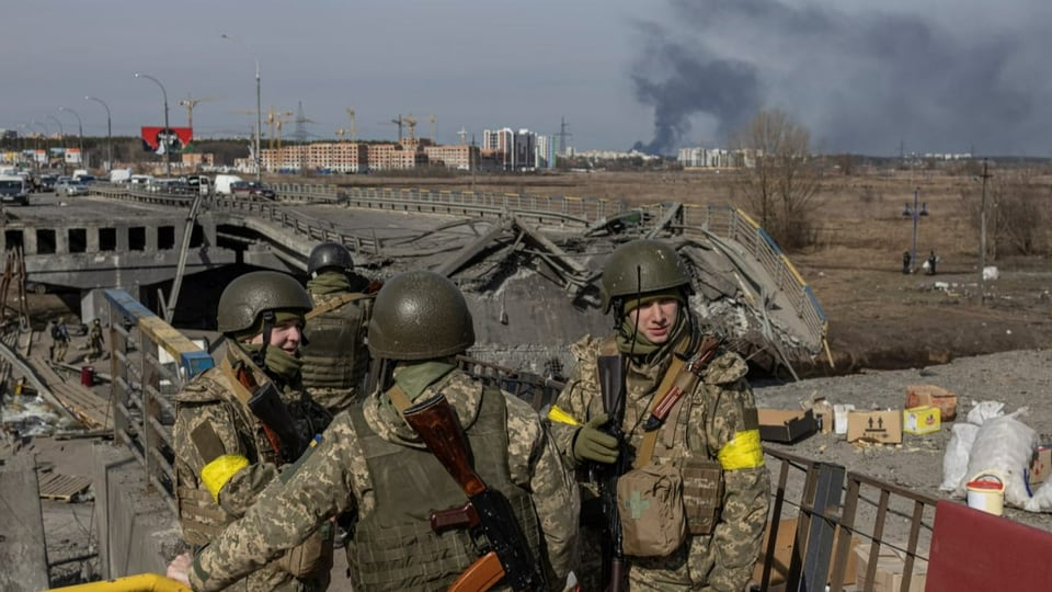 Ukrainische Soldaten stehen an einer zerstörten Brücke in Irpin ausserhalb von Kiew (12. März 2022).