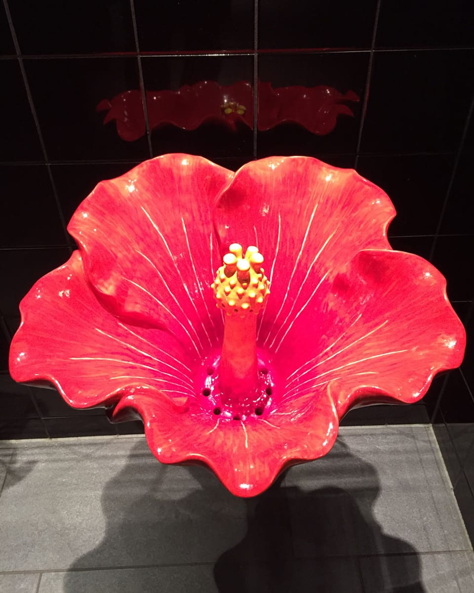 Pissoir in Form einer Hibiscus-Blüte.
