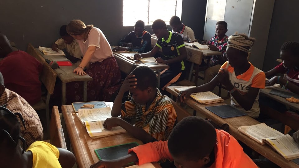 Besuch einer Primarschule nähe Oagadougou, die Kindern ohne Schulabschluss eine zweite Chance gibt und zweisprachigen Unterricht anbietet in der Amts- und Nationalsprache.